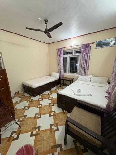 Ein Bett oder Betten in einem Zimmer der Unterkunft Hotel Shera Pokhara