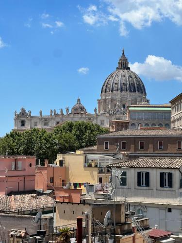een uitzicht op een stad met een koepel op de achtergrond bij San Pietro Charme in Rome