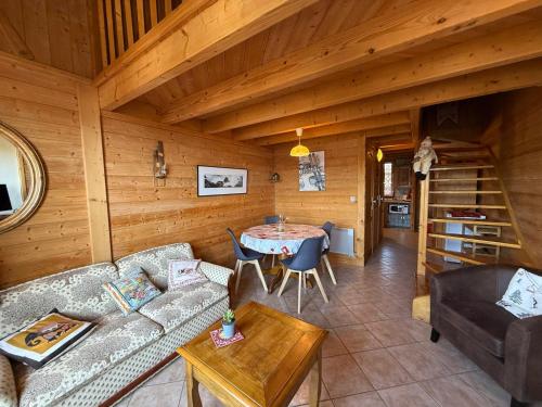 un salon avec un canapé et une table dans l'établissement Appartement 2 pièces avec balcon sud, 4-5 pers, Les Saisies - FR-1-293-236, à Hauteluce
