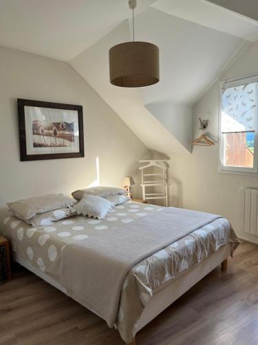 ein Schlafzimmer mit einem großen Bett in einem Zimmer in der Unterkunft Superbe T3 A DOUSSARD in Doussard