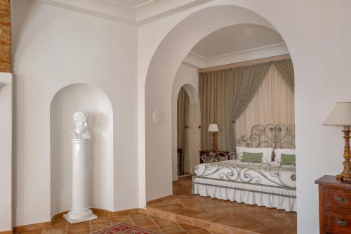 Postel nebo postele na pokoji v ubytování Hotel Caesar Augustus
