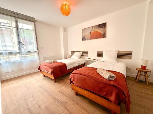 En eller flere senge i et værelse på Le sanctuzen Proche sanctuaire, spacieux