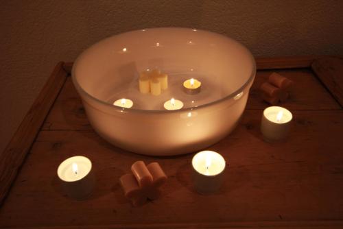 a bowl of candles and a group ofentedented candles at dr'Berghof in Damuls