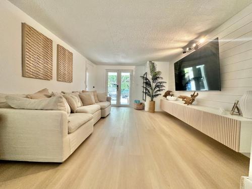 Posezení v ubytování New! 4-Story Villa, Private Rooftop, Pool and Marina in Key Largo