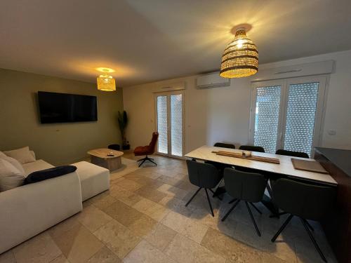 un salon avec un canapé blanc et une table dans l'établissement Villa Climatisée 8 Pers, 4 chambres, 3 Sdb, à Saubion