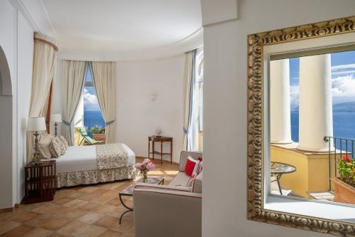 Postel nebo postele na pokoji v ubytování Hotel Caesar Augustus