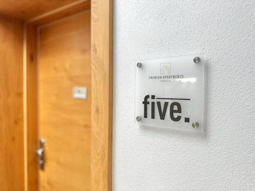 a sign on a wall next to a door at "FIVE" Premium Apartments Seekirchen - exklusive 4-Zi-Penthouse-Wohnung in Seekirchen am Wallersee