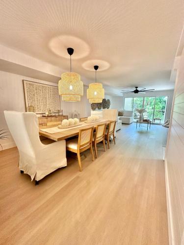 Posezení v ubytování New! 4-Story Villa, Private Rooftop, Pool and Marina in Key Largo