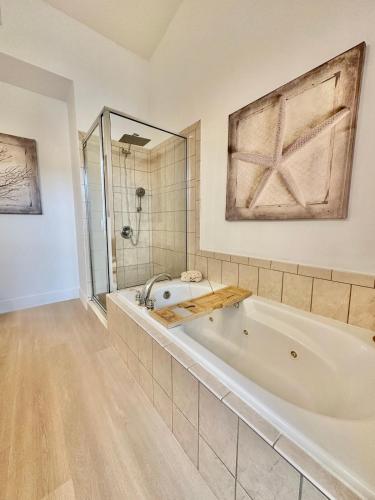 Koupelna v ubytování New! 4-Story Villa, Private Rooftop, Pool and Marina in Key Largo