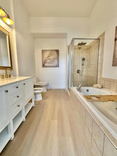 Koupelna v ubytování New! 4-Story Villa, Private Rooftop, Pool and Marina in Key Largo
