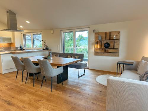 a kitchen and dining room with a table and chairs at "FIVE" Premium Apartments Seekirchen - exklusive 4-Zi-Penthouse-Wohnung in Seekirchen am Wallersee