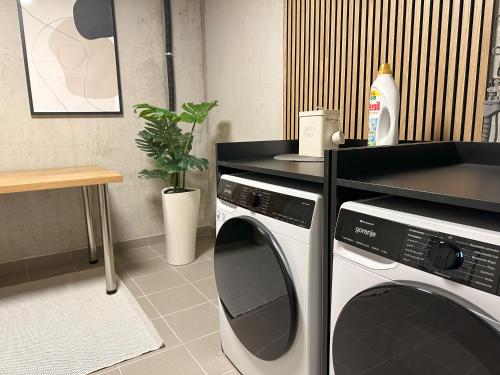 a kitchen with a washing machine and a counter at "FIVE" Premium Apartments Seekirchen - exklusive 4-Zi-Penthouse-Wohnung in Seekirchen am Wallersee