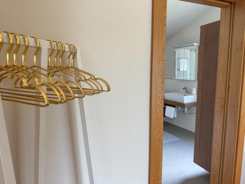 a bathroom with a sink and a mirror at "FIVE" Premium Apartments Seekirchen - exklusive 4-Zi-Penthouse-Wohnung in Seekirchen am Wallersee