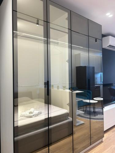 Postel nebo postele na pokoji v ubytování Alles Komuna studio apartment