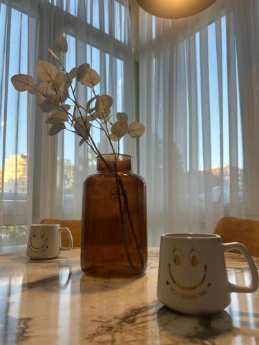 Příslušenství pro přípravu čaje a kávy v ubytování Alles Komuna studio apartment