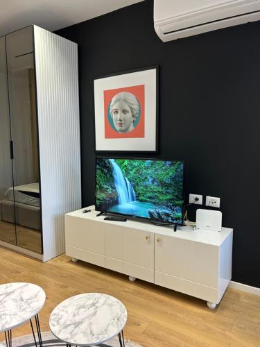 TV a/nebo společenská místnost v ubytování Alles Komuna studio apartment