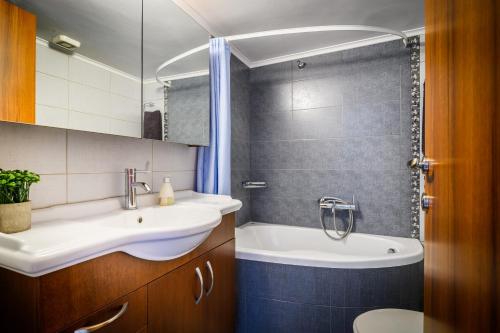 OpenView Apartment on Metro Station - Easy Parking