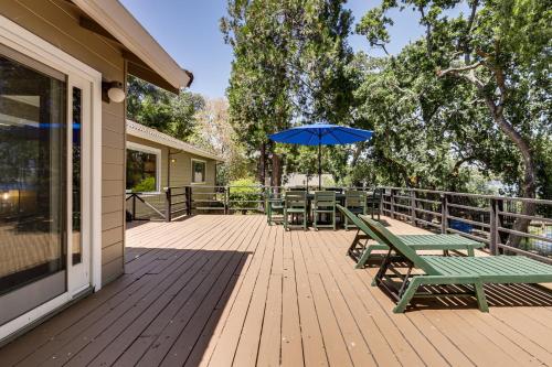 Un balcón o terraza en Dock, Slip and Launch Waterfront Home on Clear Lake