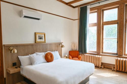a hotel room with a bed and a window at Hôtel Château Cran Chaud in Saguenay