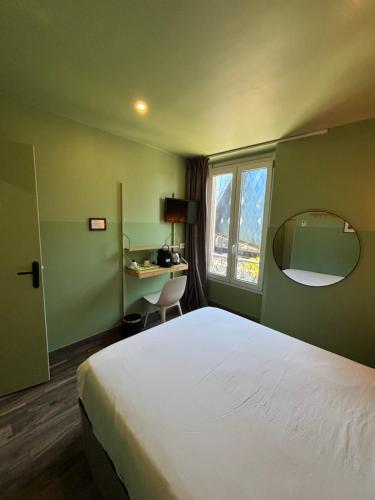Postel nebo postele na pokoji v ubytování Hotel de Berne