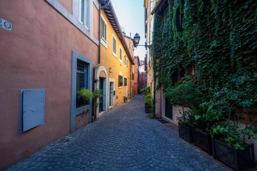 Piazza Navona Ivy Retreat- Under the Roman Light