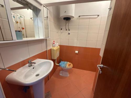 Ένα μπάνιο στο Villa M apartment for 5 Persons direct on the beach