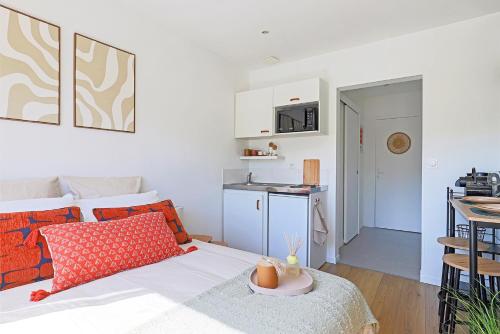 a small apartment with a bed and a kitchen at Le studio de Gargantua in Dardilly
