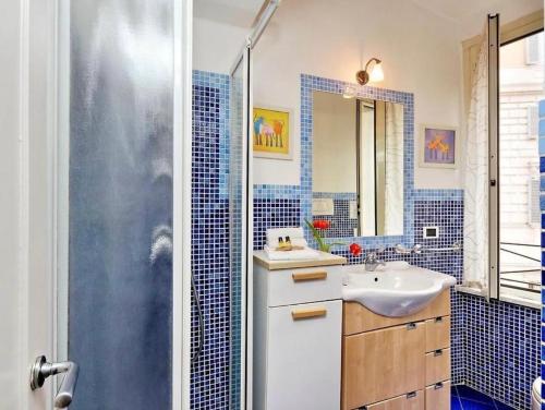 un bagno con lavandino e doccia di 600mt To Colosseum a Roma