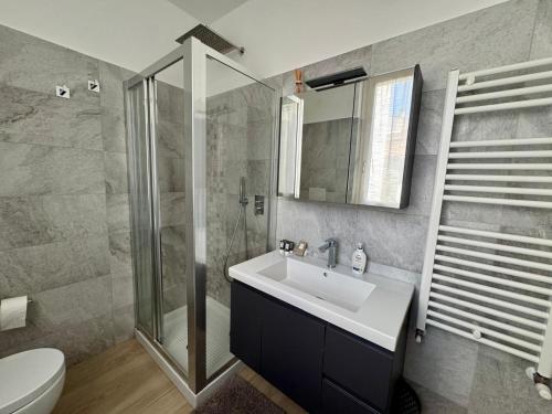 a bathroom with a sink and a shower at Casa Pincio - Appartamento in centro con parcheggio privato - Central apartment with parking in Fano