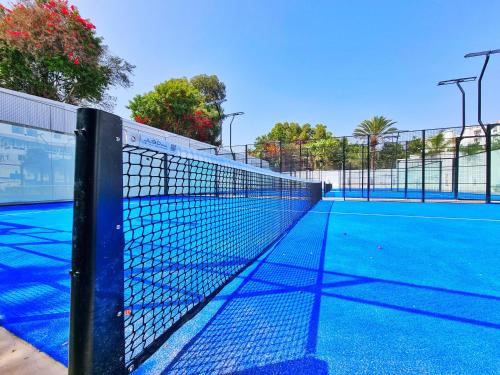 Tenis a/nebo squash v ubytování Oasis Hotel & Spa nebo okolí