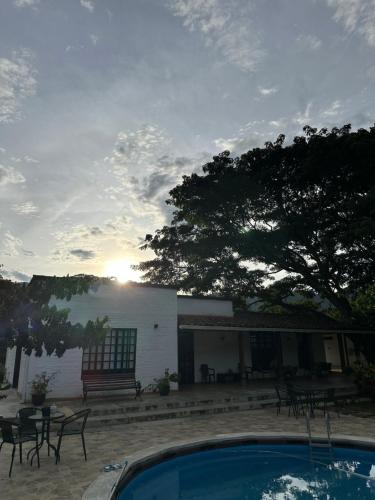 a house with a pool and a table and chairs at Finca criadero el origen in Roldanillo
