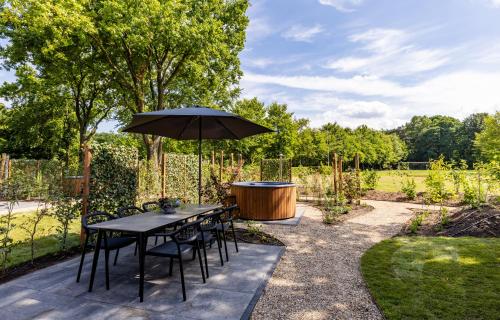 Κήπος έξω από το Valkse Hoeve met Hottub | 6 personen