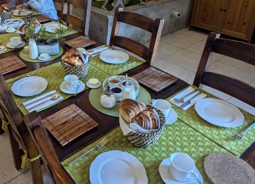 ein Tisch mit Tellern und Schüsseln darauf in der Unterkunft Les Peupliers Loire in Varennes-sur-Loire