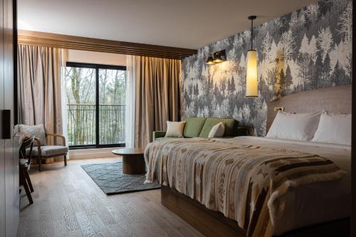 a hotel room with a large bed and a window at Hôtel-Musée Premières Nations in Wendake