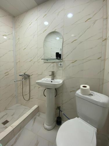 Un baño de Guesthouse Luika