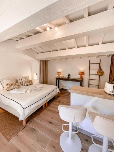 une chambre avec un lit et un bureau dans l'établissement Suite des Tisserands, à Saint-Tropez