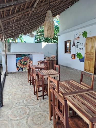 Un restaurante u otro lugar para comer en Mango Eden Hotel