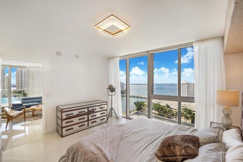 Postel nebo postele na pokoji v ubytování Sublime Ocean & Pool View Unit At Icon Brickell