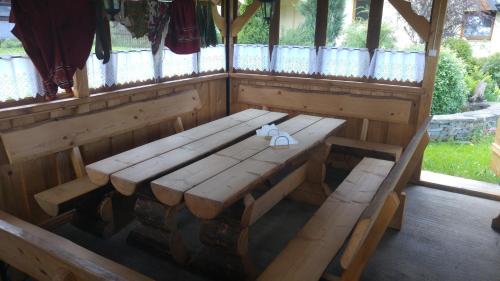 un banco de madera sentado dentro de un porche en Willa Majerczyk, en Zakopane