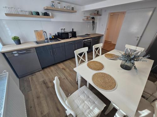 Kuchyň nebo kuchyňský kout v ubytování Apartament by B