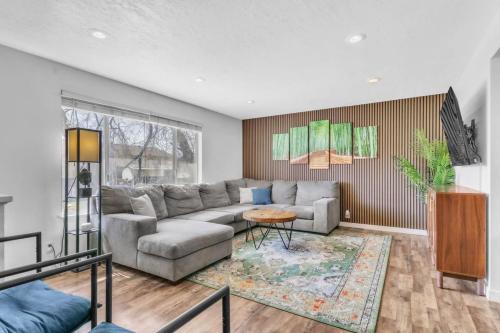 オレムにあるAwesome house near BYU with lots of amenitiesのソファとテーブルのあるリビングルーム