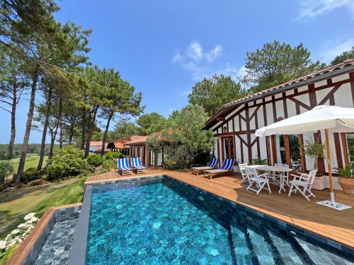 Villa Hau'Oli, 4 chambres, spacieuse, piscine privée, grand jardin fleuri vue golf et 8min à pied de la plage