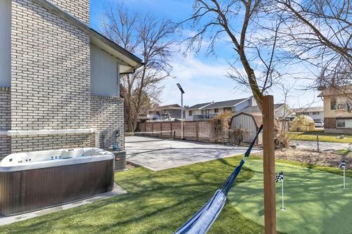 Awesome house near BYU with lots of amenitiesの敷地内または近くにあるプール
