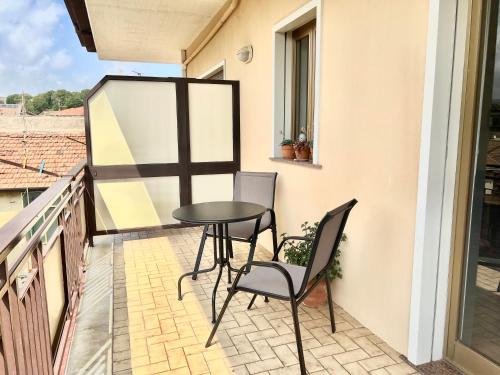a patio with a table and chairs on a balcony at Ai Tre Parchi Bed And Bike in Randazzo