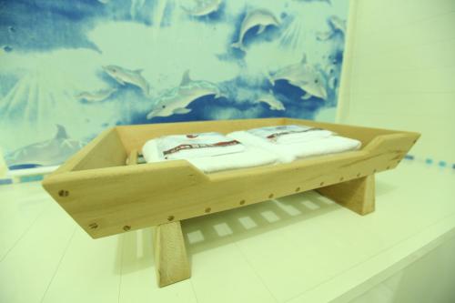 a wooden tray with three folded towels in a room at Relax heart B&B in Dongshan