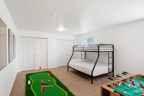 Awesome house near BYU with lots of amenitiesにあるベッド