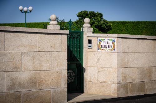 a gate in a wall with a sign on it at Villa Pérez Rey in Dumbría