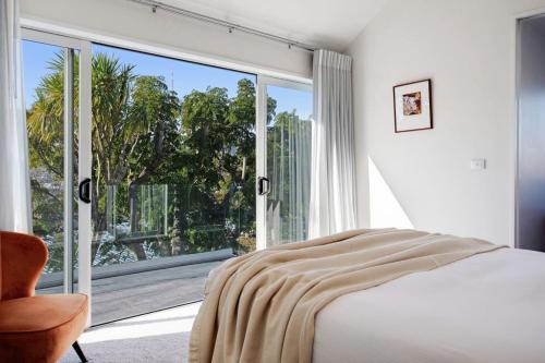 Ένα ή περισσότερα κρεβάτια σε δωμάτιο στο Premium Abode with Plunge Pool steps to Ponsonby