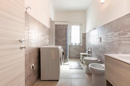 ムラヴェーラにあるGuestHost - Casa Suentuのトイレと洗面台を備えた白いバスルーム