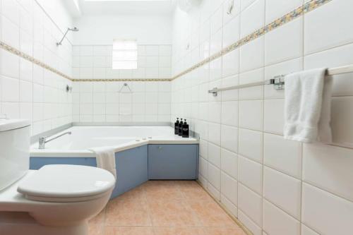 Ένα μπάνιο στο Opp Vic Markets, Trams at doorstep by Custom Bnb Hosting